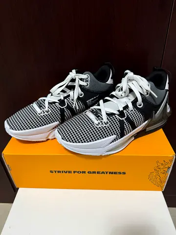 NIKE LEBRON WITNESS VII - Black & White Athletic Sneakers - Like New, Size 10 US Men