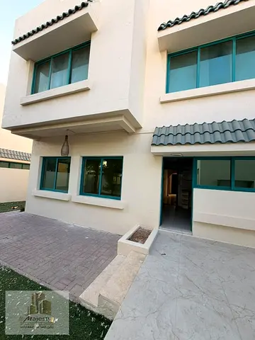 فرصة مميزة للإيجار فيلا راقية ودوبلكس في الشارقة بمنطقة الشهباء التصميم دورين بنظام مريح ومساحات ممتازة الغرف 3 غرف نوم ماستروصالتين مفتوحتين