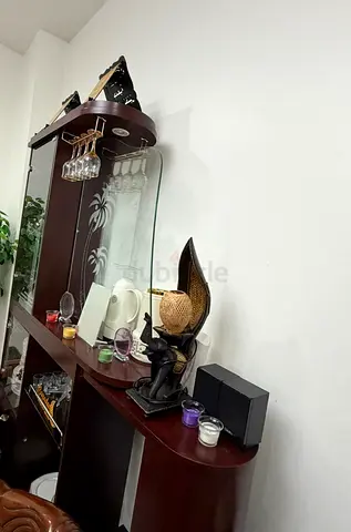 Dark wood bar cabinet / display unit with glass shelves