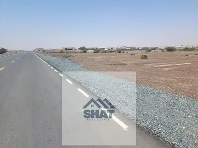 للبيع ارض تجارية مميزة تصريح ارضي + 4 طابق منطقة المالحه – الشارقة ثاني قطعة من شارع قار
