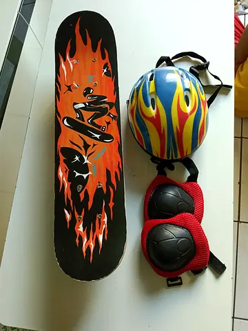 Kids skateboard with helmet and pads - good condition