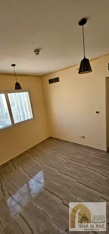 🏡 للإيجار في الشارقة – القاسمية، الند 🔥 📍 موقع مميز وقريب من جميع الخدمات ✨ مواصفات الشقة: 🛏️ غرفتين نوم وصالة 🚿 عدد 2 حمام 🚗 موقف سيارة مجاني