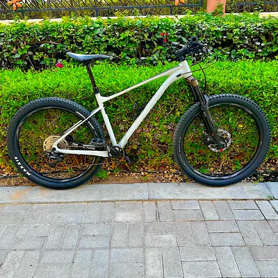 Giant Fathom 2 Large Frame, Dropper Seat-post, Deore Groupset, Hydraulic Brakes, Tubeless Tires.