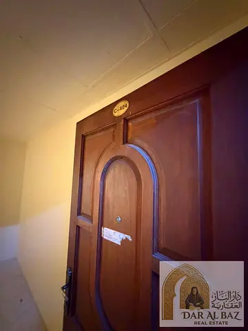 للإيجار السنوي بالشارقة، البوطينة خلف نستو، شقة غرفتين وصالة، حمام، تكييف مركزي ومساحة ممتازة، بموقع حيوي قريب من جميع الخدمات والأسواق، بسعر 26,000 د