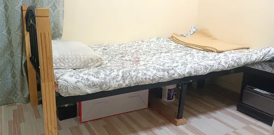 Single metal frame bed with mattress - good condition