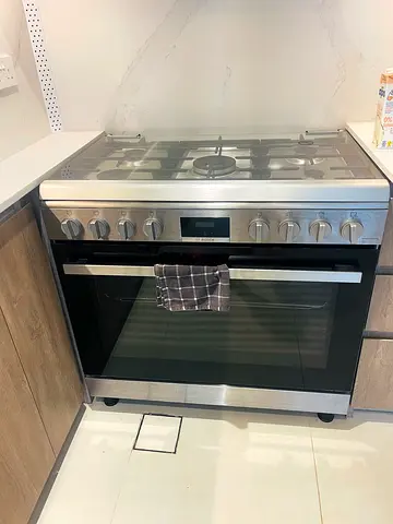 Bosch serie 6 fiver burner full gas cooker with fan latest model same like new condition