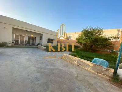 بيت سكني للبيع في منطقة الغافية بالشارقة | أرض بمساحة 8,000 قدم مربع | 3 غرف نوم و4 حمامات | مؤجر بدخل سنوي 45,000 درهم