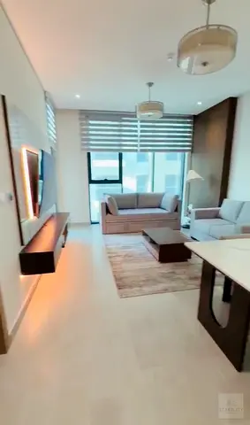 شقة مفروشة بغرفة نوم واحدة | RA1N Residence JVC | تصميم مخطط مفتوح وإطلالات على المدينة
