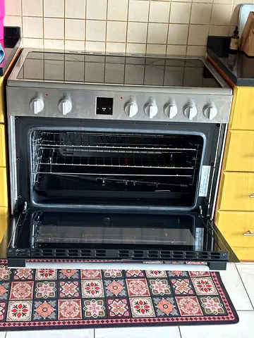 Bosch cooking range  5 zone electric with oven   In great working  condition