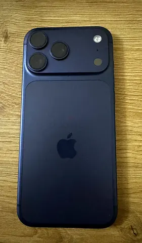 iPhone 17 Pro Max 256 GB-1 year apple care - 98% battery health- 10 Mobile cases. Direct from owner.