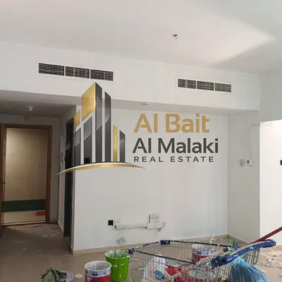 فرصة ذهبية في التعاون – شقة غرفة وصالة مع بلكونة، حمامين، تكييف مركزي وخزائن حائط، بسعر مميز 35,000 درهم سنوياً!