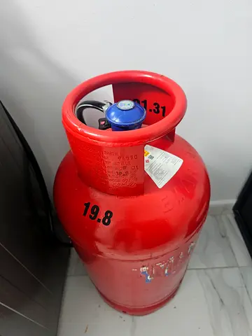 19.8kg Red LPG Gas Cylinder with Regulator - Good Condition