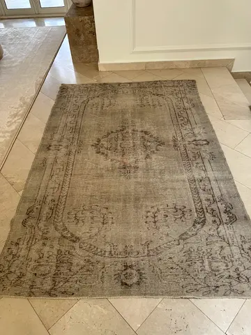 Light grey vintage-style runner rug - v. good condition - Turkish made (235 x 155 cm)