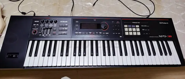 Roland XPS-30 61-Key Synthesizer / and with hindi music loops pendrive Workstation - Good Condition