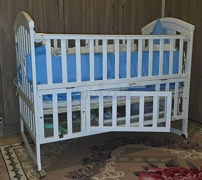 White Wooden Baby Crib / Bassinet with Mattress and Bedding
