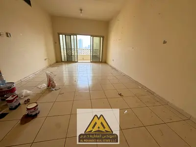 للإيجار بليوارة 1، عجمان، 3 غرف وصالة واسعة، 3 حمامات، بلكونة وخزائن حائط، تكييف مركزي. 50 ألف، 4 أو 6 دفعات.