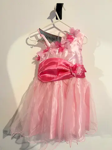 Brand new Pink Flower Girl Dress -perfect for Halloween. Size 3-4 years