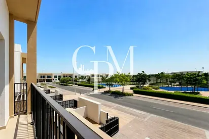 جاهز للسكن | 3 غرف نوم وغرفة خادمة مع غرفة دراسة | إطلالة على النادي المجتمعي