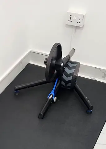 Indoor bike turbo trainer / smart trainer - compatible with road bikes