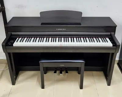 The Yamaha Clavinova CLP-735DW (Dark Walnut) is a digital upright piano in Yamaha's CLP-700 series,