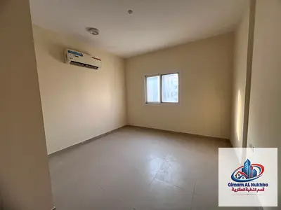 أكبر غرفتين وصالة للإيجار في النباعة الشارقة بمساحة واسعة وحمامين بالقرب من هايبر المدينة ماركت ولولو ماركت والمحلات والمطاعم وجميع الخدمات والمرافق