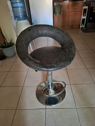 Modern round swivel bar stool with chrome base - grey faux leather