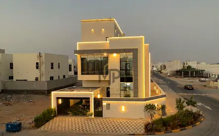 فرصة مميزة لامتلاك فيلا كورنر مودرن بتصميم عصري فاخر وتشطيبات راقية، تجمع بين الفخامة والراحة والخصوصية في موقع مميز .