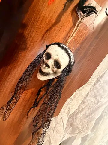 Hanging skull Halloween decoration - used