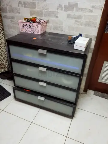 Wooden 5-Drawer Chest of Drawers - Good Condition