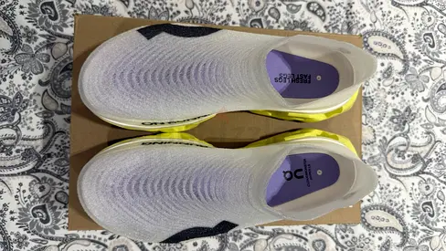 On running Light Spray Cloudmonster 3 hyper , Size 42.5