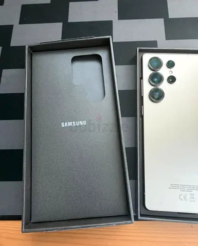 Samsung smartphone with original box (good condition) - 4 rear cameras original unused charger