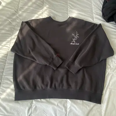 Black crewneck sweatshirt with small chest embroidery - size L (good condition)