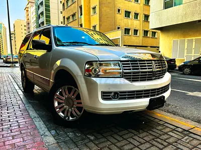 2014 Navigator presidential super low kms-full options-GCC-no accident-looks and drives Excellent!