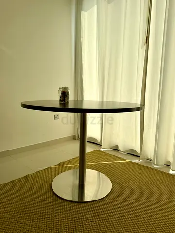 4 seat round dining table