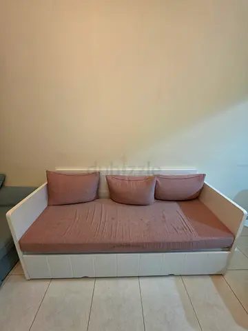Customs made White wooden daybed with pink cushions - good condition