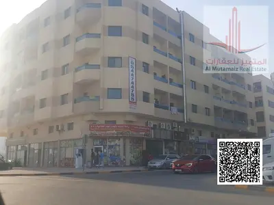 شقة غرفتين وصالة للإيجار السنوي في الصناعية 1 عجمان، بلكونة واسعة وحمامين، موقع مميز بالقرب من مخارج الشارقة ودبي، مناسبة للعائلات.