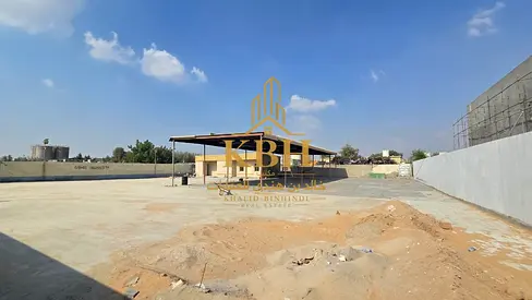 ساحة صناعية للإيجار بمساحة 18,000 قدم في الصجعة