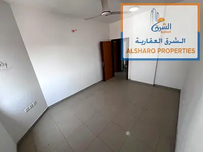 شقة غرفتين وصالة بأقل سعر للإيجار السنوي في الروضة 2 قريبة من شارع الشيخ عمار وفي موقع خدمي مميز غرفة ماستر، حمام، وتكييف اسبليت سهل المخرج لدبي والشا