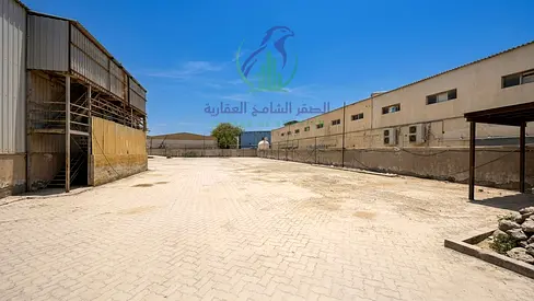 حوطة للإيجار السنوي بالصناعية 5 بالشارقة | مساحة 15,000 قدم مربع | سكن عمال مجهز ومكتب مكيف بمرافق مستقلة | موقع مميز | دفعات سهلة