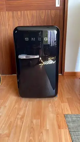 Smeg 50's Retro Style Single Door Refrigerator / Minibar