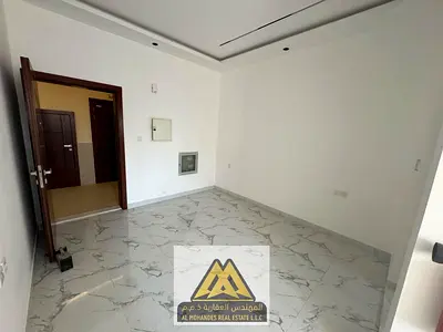 أول ساكن مطبخ شبه منفصل تكييف مركزي صيانة مجانية على المالك بموقع مميز في منطقة العالية، مناسب للسكن، مع سهولة الوصول إلى الشارقة ودبي