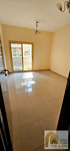 شقة غرفة وصالة للإيجار في القاسمية الند بالشارقة، بلكونتان وإطلالة مميزة وتكييف مركزي، موقع حيوي مناسب للسكن، إيجار سنوي 32,000 درهم ودفعات مرنة من
