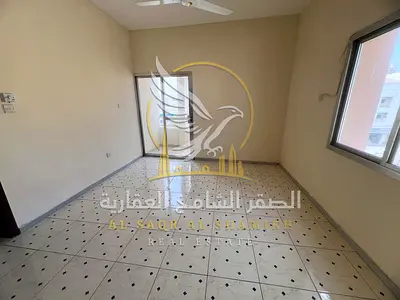 غرفتين وصالة في ميسلون الشارقة غرفة ماستر وبلكونة بإطلالة مفتوحة تكييف ويندو وغاز مركزي