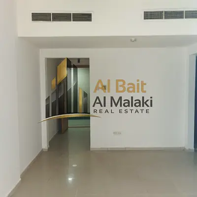 فرصة مميزة في التعاون! شقة غرفة وصالة مع بلكونة وتكييف مركزي وخزائن حائط، بسعر 32,000 درهم سنوياً فقط!