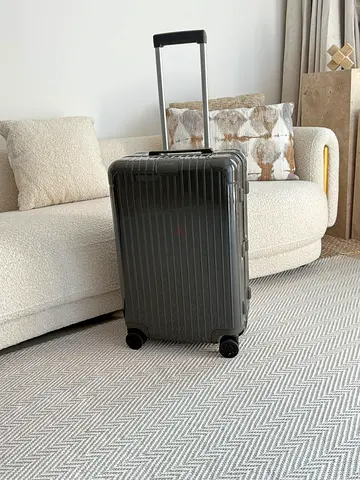 RIMOWA Essential chek in M Lightweight