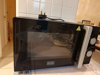 Black & Decker Countertop Microwave Oven - Good Working Condition