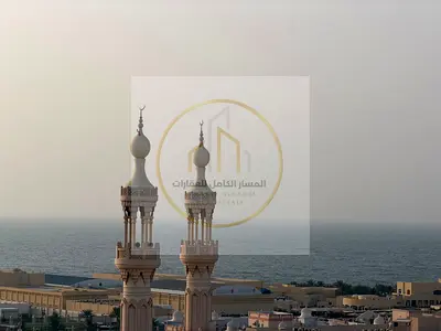 شقة غرفتين وصالة للايجار السنوي في منطقة القليعة الشارقة بلكنة اطلالة مفتوحة خزائن بالحائط مساحة واسعة تشطيب حديث موقع متميز علي الشارع العام