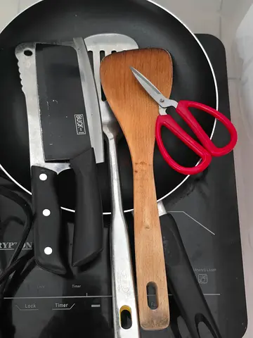 Kitchen utensil set: frying pan, knives, spatulas, scissors (used)