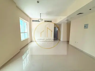 شقة غرفتين وصالة في الممزر بالشارقة، ثاني ساكن، بالقرب من مخرج دبي، مساحات واسعة وإطلالات مفتوحة، غرفة مع بلكونة وخزائن حائط وباركن مجاني