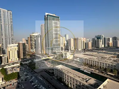 شقة غرفة وصالة للايجار السنوي في منطقة القصباء الشارقة تكييف مجاني جيم ومسبح مجاني غرفة ماستر 2 بلكونة اطلالة مفتوحة مساحة واسعة تشطيب حديث موقع متميز